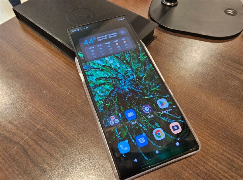Motorola Rizr cũng có thể tự động nhận biết khi nào cần mở rộng màn hình Motorola Rizr cũng có thể tự động nhận biết khi nào cần mở rộng màn hình