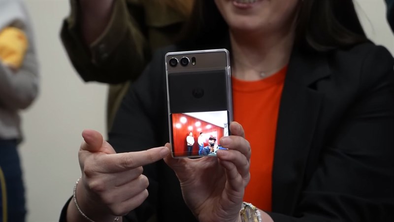 Thiết bị màn hình cuộn Motorola Rizr được thiết kế lấy cảm hứng từ điện thoại nắp trượt Motorola Rizr Z3 Thiết bị màn hình cuộn Motorola Rizr được thiết kế lấy cảm hứng từ điện thoại nắp trượt Motorola Rizr Z3