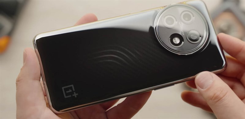 [MWC2023] Trên tay OnePlus 11 Concept: Điện thoại đầu tiên có tản nhiệt lỏng giống PC