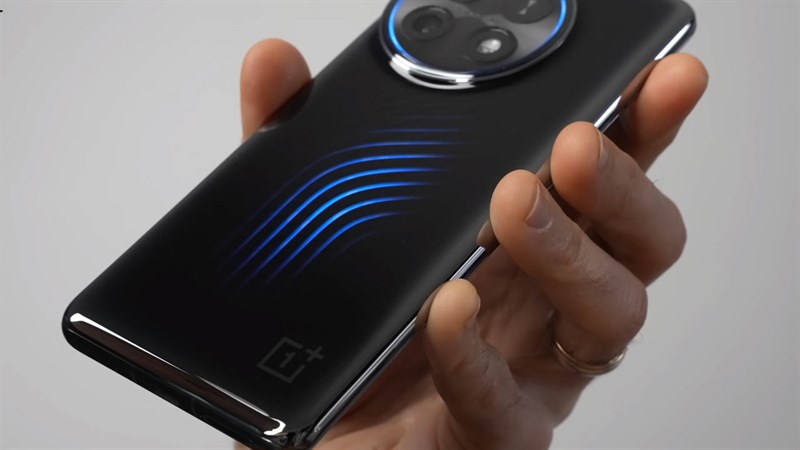 [MWC2023] Trên tay OnePlus 11 Concept: Điện thoại đầu tiên có tản nhiệt lỏng giống PC
