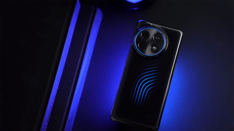 [MWC2023] Trên tay OnePlus 11 Concept: Điện thoại đầu tiên có tản nhiệt lỏng gần giống PC