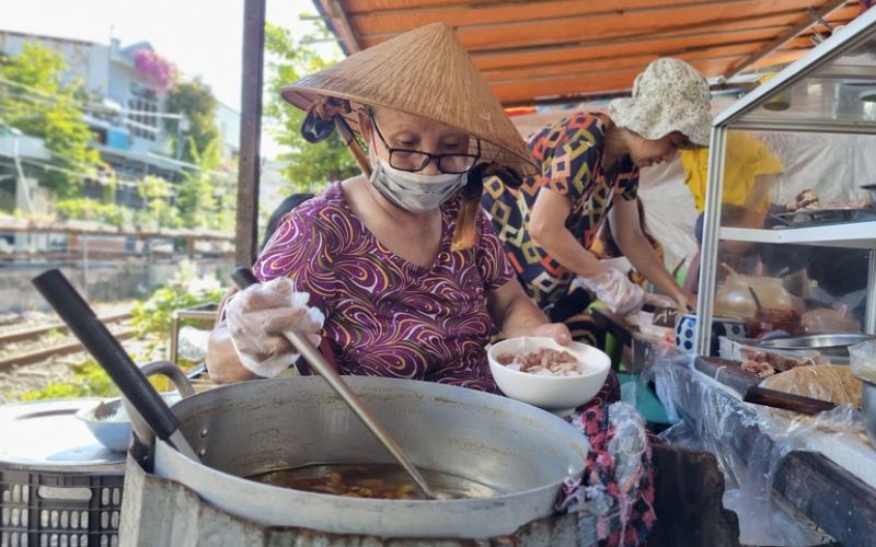 Bà Võ Thị Thương, chủ quán bún sinh năm 1949