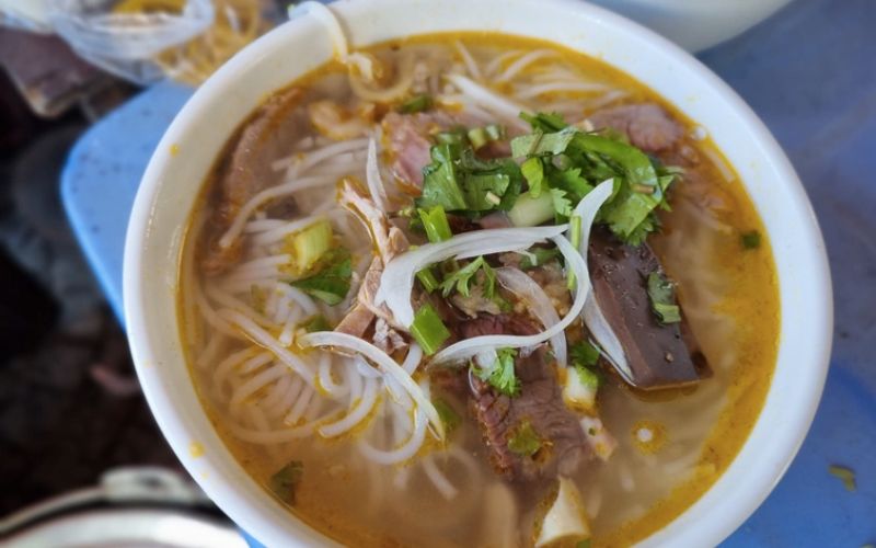 Bún bò Huế tại quán bà Ty