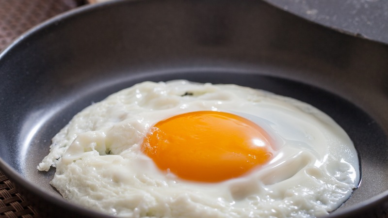 Prevent sticking for the pan by frying eggs