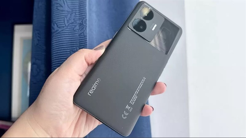 Thiết kế mặt lưng siêu cuốn hút trên realme GT3