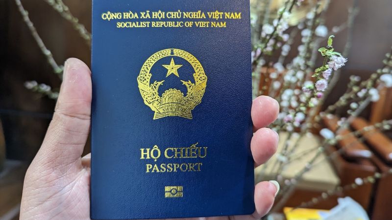 Mẫu hộ chiếu có gắn chíp có bìa màu xanh tím than