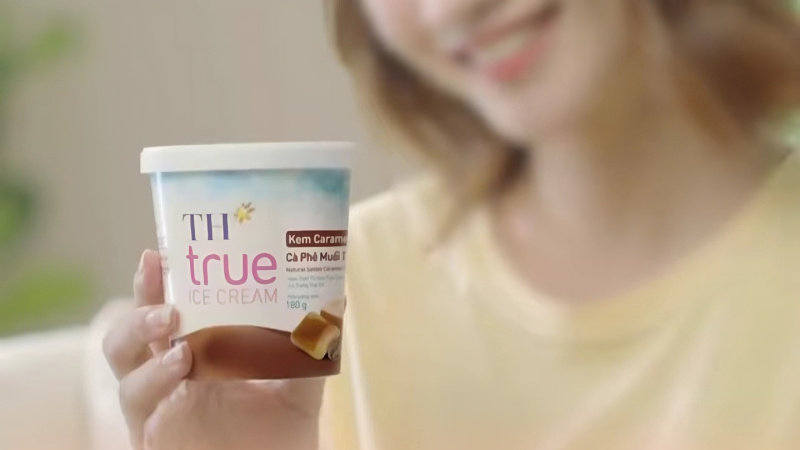 TH true ICE CREAM vị caramel cà phê muối tự nhiên có kết cấu kem mềm mịn và mùi thơm hấp dẫn