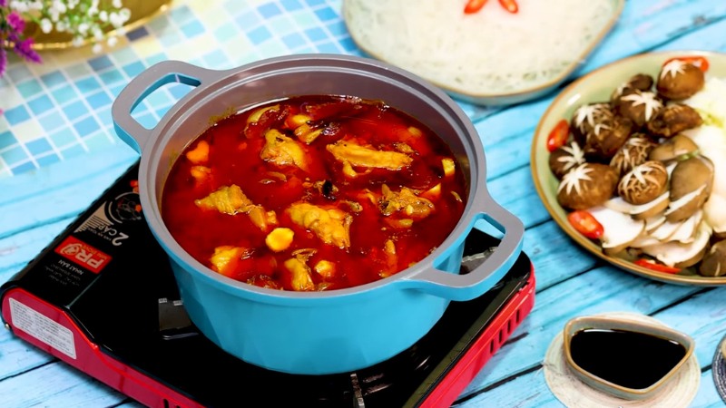 How to make spicy Chinese style chicken hot pot with spicy, fragrant aroma in the kitchen