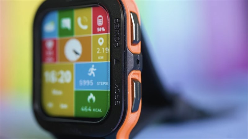 Cạnh phải của KOSPET TANK M2 sẽ là nơi đặt phím nguồn và phím quay lại.