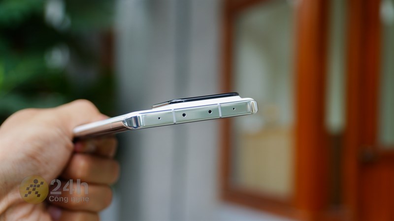 Cụm camera sau Xiaomi 13 Pro tương đối dày. Cụm camera sau Xiaomi 13 Pro tương đối dày.