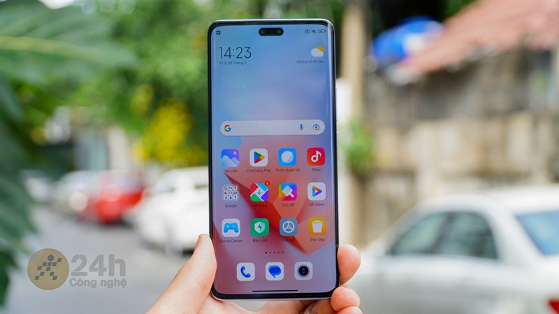 Mặt trước của Xiaomi 13 Lite là màn hình lớn được thiết kế đục lỗ theo dạng viên thuốc Mặt trước của Xiaomi 13 Lite là màn hình lớn được thiết kế đục lỗ theo dạng viên thuốc
