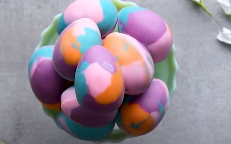 Trứng Phục Sinh được trang trí bằng socola nhân kem