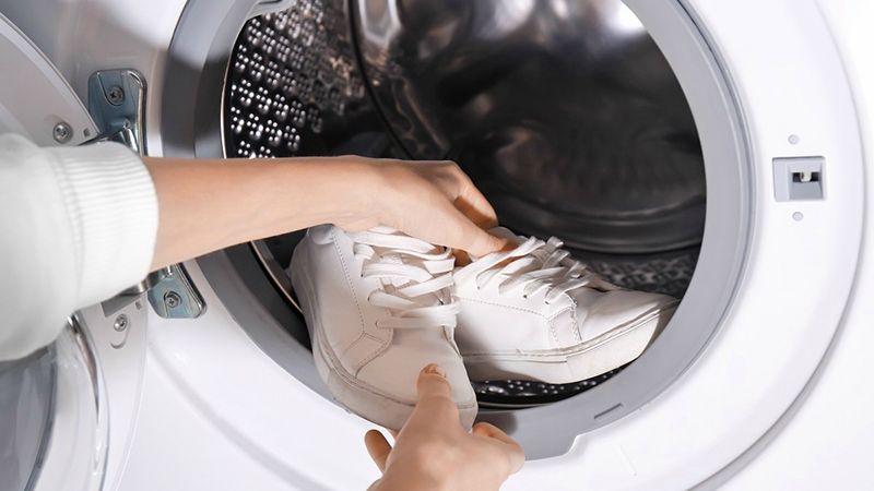 7 vật dụng không nên cho vào máy sấy quần áo bạn cần phải biết