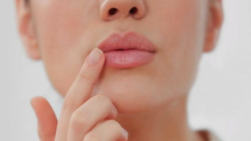 Cách sử dụng son dưỡng môi để trị thâm môi