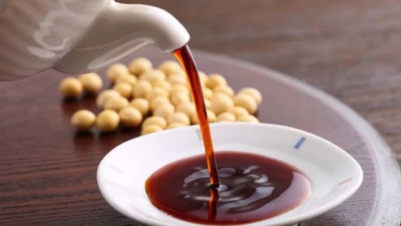 Nguyên liệu chính của nước tương Monggo Jin là đậu tương lên men tự nhiên