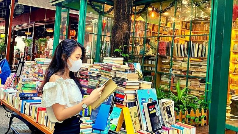 Mua sách tại đường sách Nguyễn Văn Bình