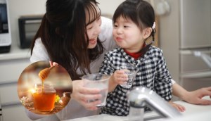 Trẻ uống mật ong hàng ngày tốt không, có nên uống sáng sớm?