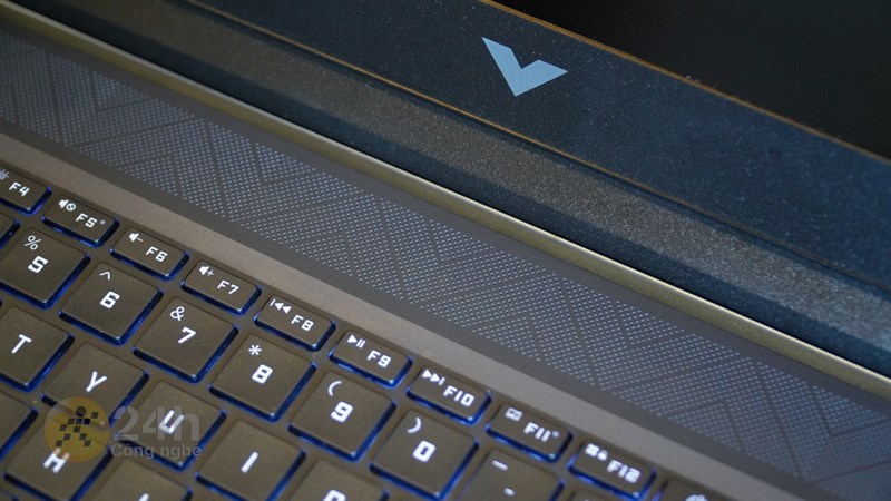 Phần bản lề của HP VICTUS 16 E1102AX không được chắc chắn cho lắm