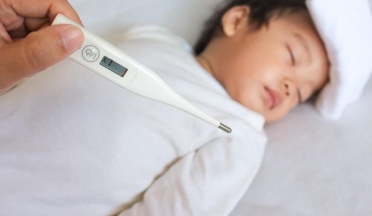 Khi trẻ bị sốt phụ huynh nên chườm nóng hay chườm lạnh?