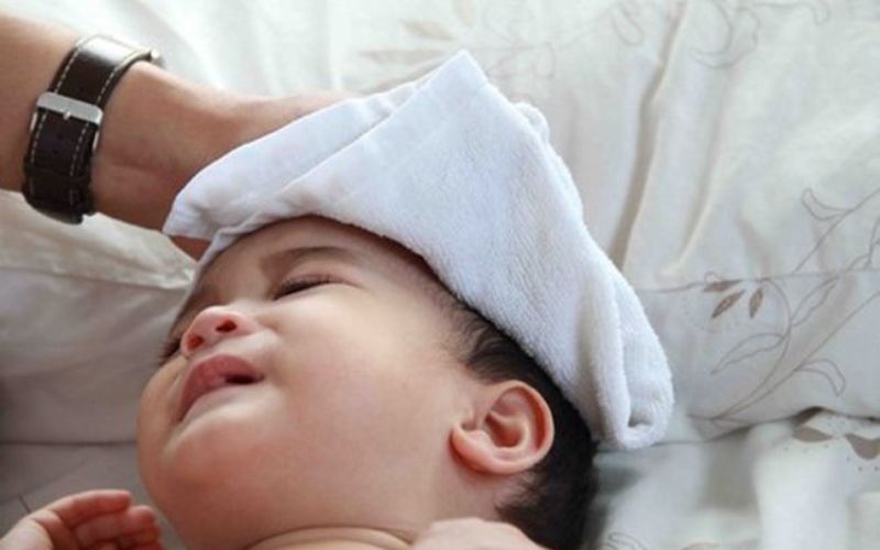 Nên chườm nóng cho trẻ khi bị sốt Nên chườm nóng cho trẻ khi bị sốt