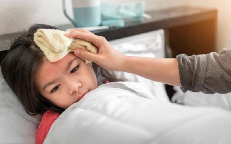 Cách chườm nóng cho trẻ khi sốt Cách chườm nóng cho trẻ khi sốt