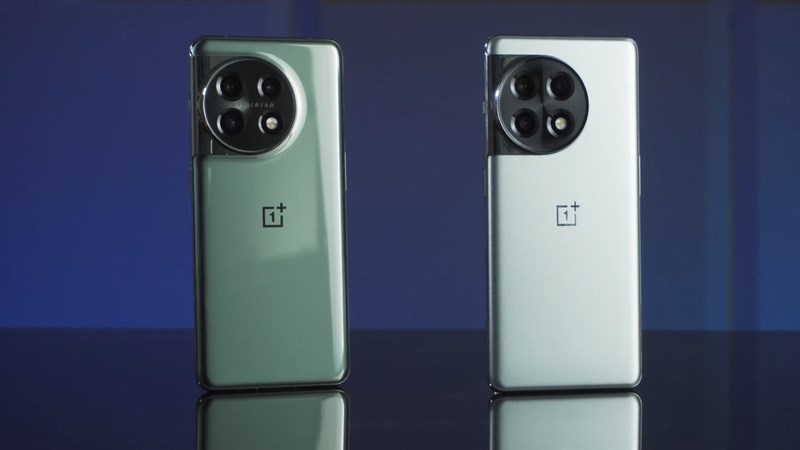 OnePlus 11 (trái) và OnePlus Ace 2 (phải) có ngoại hình tương đồng với nhau