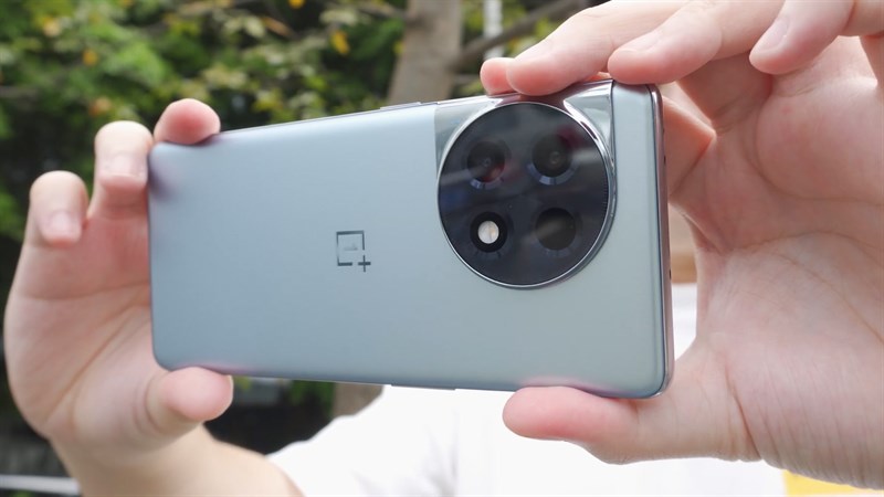 OnePlus Ace 2 được gia công từ chất liệu nhựa cho cả mặt lưng và khung viền