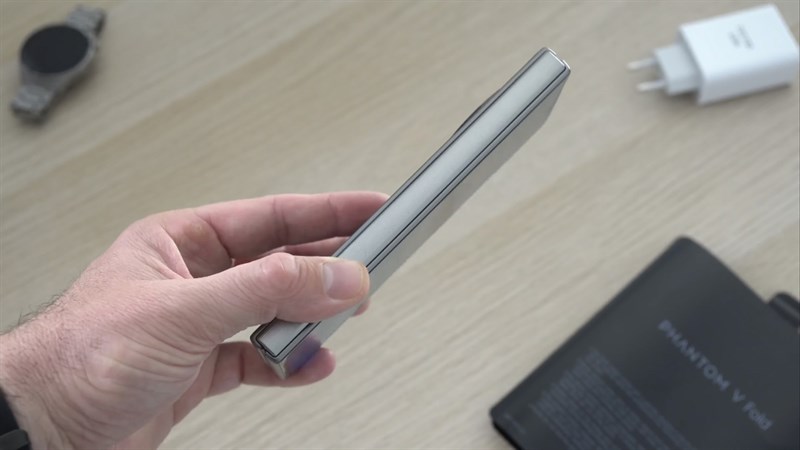 Phần bản lề của Tecno Phantom V Fold cũng có kết cấu chắc chắn, bền bỉ. Phần bản lề của Tecno Phantom V Fold cũng có kết cấu chắc chắn, bền bỉ.