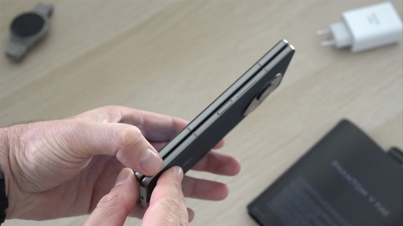 Cạnh phải và trái của Tecno Phantom V Fold. Cạnh phải và trái của Tecno Phantom V Fold.