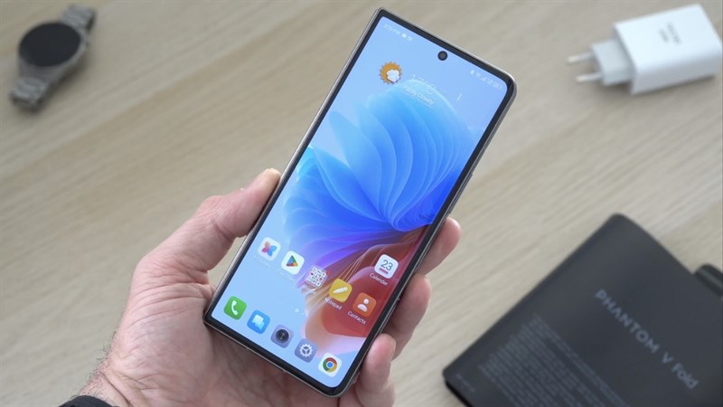 Tecno Phantom V Fold có giá khởi điểm tại thị trường Ấn Độ từ 89.999 INR (khoảng 26.1 triệu đồng). Tecno Phantom V Fold có giá khởi điểm tại thị trường Ấn Độ từ 89.999 INR (khoảng 26.1 triệu đồng).