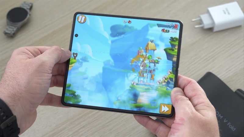 Cả màn hình trong và ngoài của Tecno Phantom V Fold đều sử dụng dạng đục lỗ, tối ưu không gian hiển thị tốt hơn. Cả màn hình trong và ngoài của Tecno Phantom V Fold đều sử dụng dạng đục lỗ, tối ưu không gian hiển thị tốt hơn.