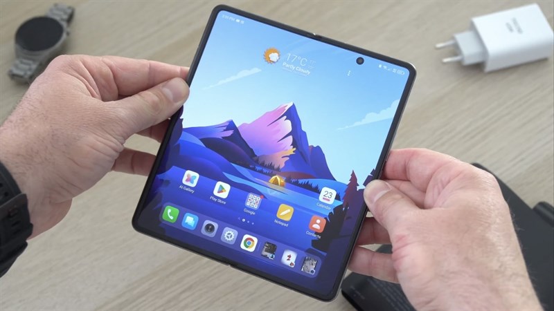 Tecno Phantom V Fold có màn hình chính 7.85 inch và màn hình phụ 6.42 inch. Tecno Phantom V Fold có màn hình chính 7.85 inch và màn hình phụ 6.42 inch.