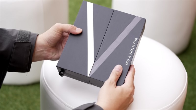 Là một sản phẩm cao cấp hàng đầu của hãng nên việc Tecno Phantom V Fold được chăm chút ngay từ khâu đóng hộp cũng là điều dễ hiểu. Là một sản phẩm cao cấp hàng đầu của hãng nên việc Tecno Phantom V Fold được chăm chút ngay từ khâu đóng hộp cũng là điều dễ hiểu.