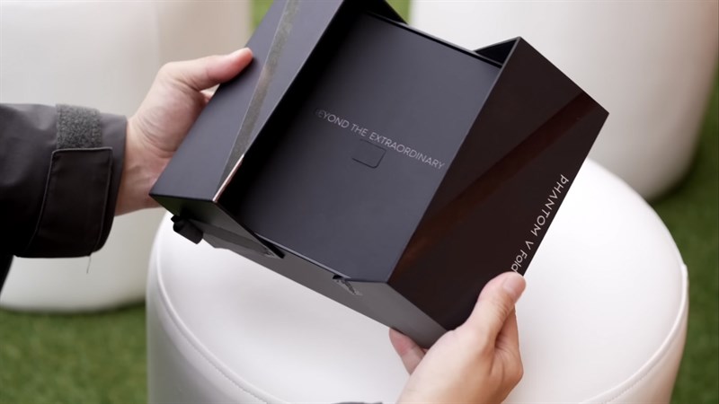 Cách mở hộp của Tecno Phantom V Fold cũng độc đáo hơn khi người dùng sẽ tách đôi phần nắp đậy. Cách mở hộp của Tecno Phantom V Fold cũng độc đáo hơn khi người dùng sẽ tách đôi phần nắp đậy.