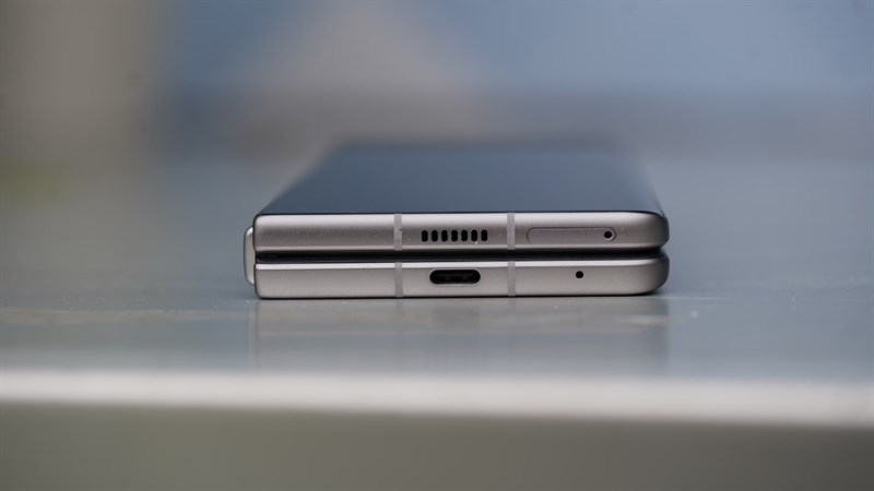 Cạnh dưới của Tecno Phantom V Fold. Cạnh dưới của Tecno Phantom V Fold.