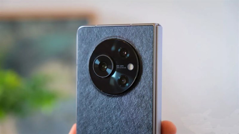 Mặt sau của Tecno Phantom V Fold được cấu thành từ chất liệu da thuần chay với các được hoa văn đan xen nhau. Mặt sau của Tecno Phantom V Fold được cấu thành từ chất liệu da thuần chay với các được hoa văn đan xen nhau.