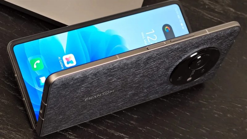 Tecno Phantom V Fold có tổng thể được mình đánh giá là có sự cân bằng tốt khi dùng trong cả trạng thái gập và mở. Tecno Phantom V Fold có tổng thể được mình đánh giá là có sự cân bằng tốt khi dùng trong cả trạng thái gập và mở.