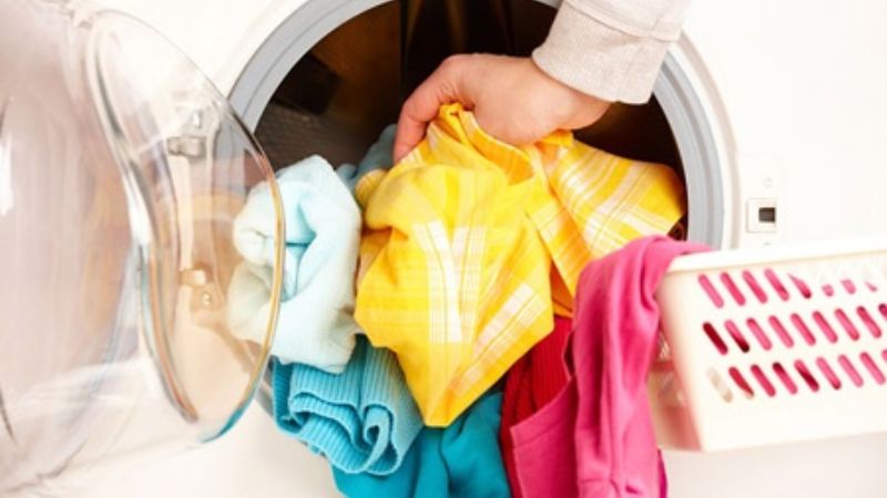 Không phân loại đồ trước khi giặt
