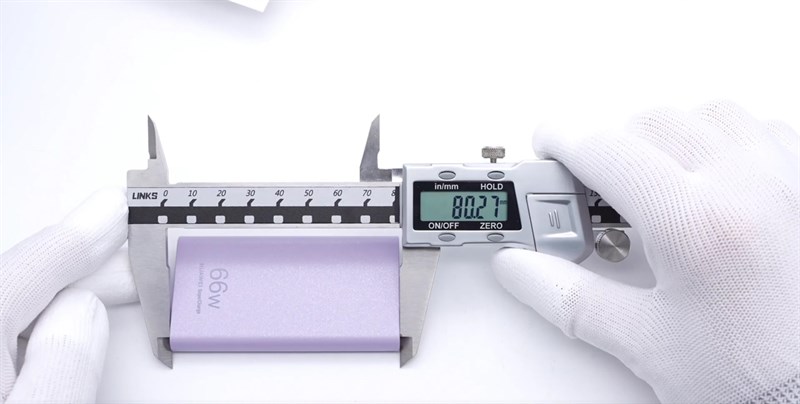 Huawei SuperCharge Max 66 W có chiều dài là 80 mm