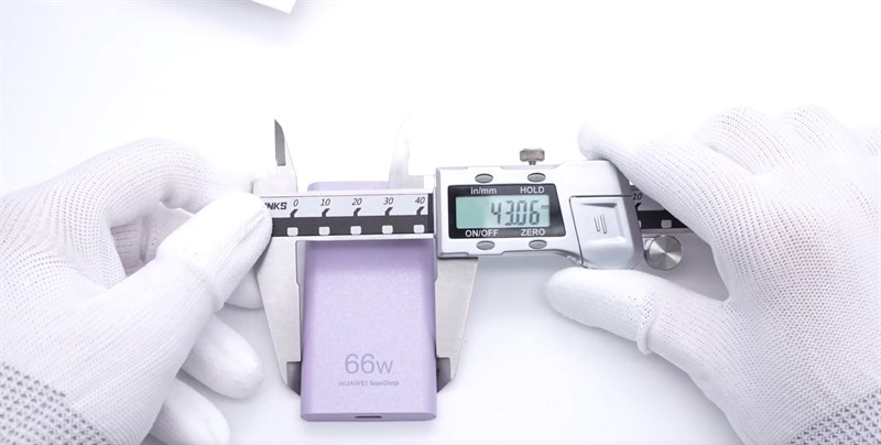 Huawei SuperCharge Max 66 W có bề rộng 43 mm