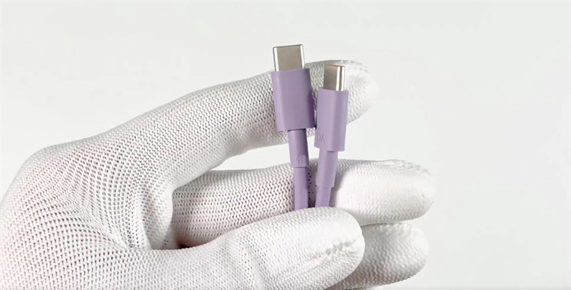 Bên trong hộp đựng chứa dây sạc USB Type-C