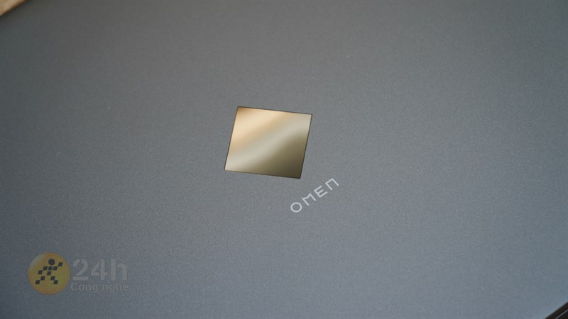 Mặt trước của HP OMEN 16 N0087AX nổi bật với logo kim cương