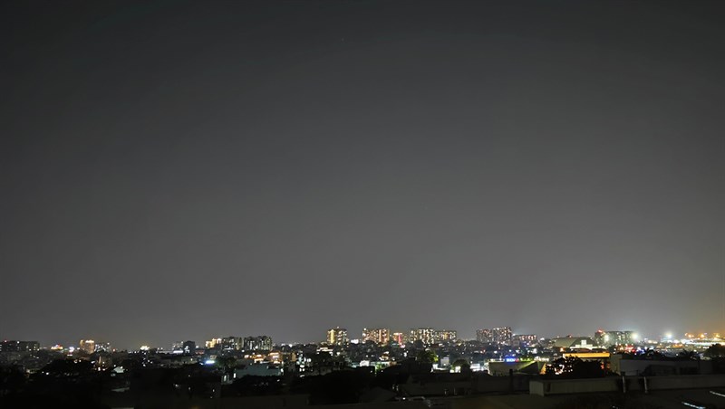 Ảnh chụp trong điều kiện tối vẫn thể hiện rõ ràng 2 mảng sáng/tối.