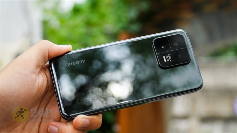 Mặt lưng Xiaomi 13 được hoàn thiện từ kính cực kỳ bóng bẩy nhưng lại rất dễ bám mồ hôi và dấu vân tay