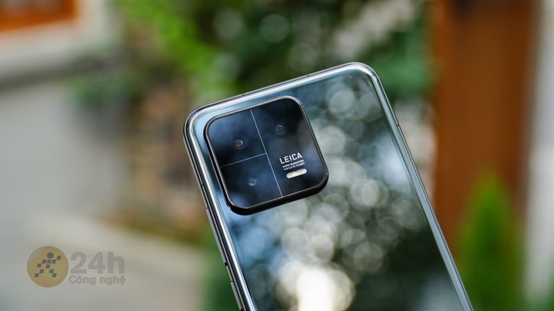 Nổi bật nhất trên thiết kế của Xiaomi 13 chính là cụm camera rất lớn