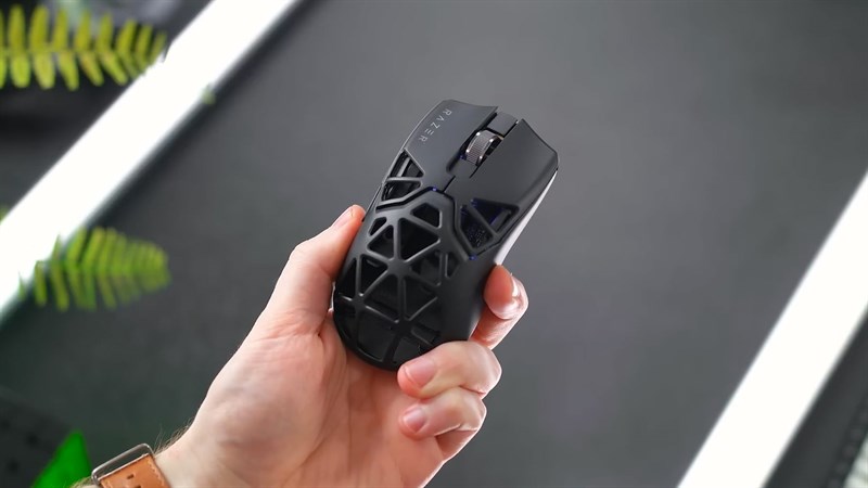 Razer Viper Mini Signature Edition được chế tác từ chất liệu hợp kim ma-giê cùng thiết kế tổ ong độc đáo