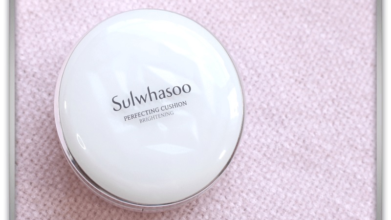 Sulwhasoo Brightening Perfecting có thiết kế dạng hộp nhựa, hình tròn, màu trắng trông rất sang trọng và tinh tế