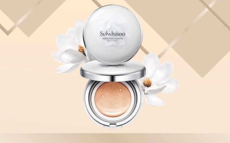 Sulwhasoo Brightening Perfecting Cushion có khả năng che phủ tốt và độ bám dính cao, giúp lớp trang điểm tự nhiên và bền màu suốt cả ngày.