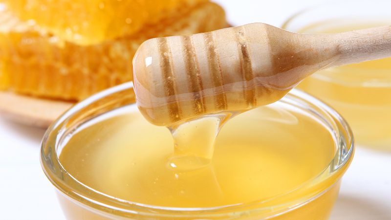 Không nên uống mật ong khi mang thai