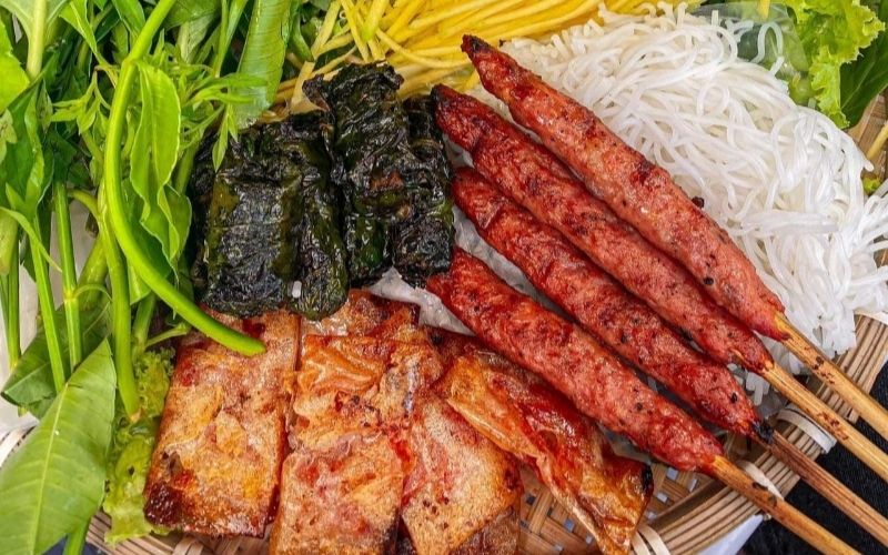 Chả Lụi Cô Kim có menu đa dạng, phong phú với nhiều món đặc sản miền Trung hấp dẫn